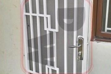 Pengerjaan Pemasangan Pintu untuk Perumahan Cakung