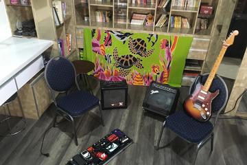 Gitar elektrik, ampli, dan efek gitar.