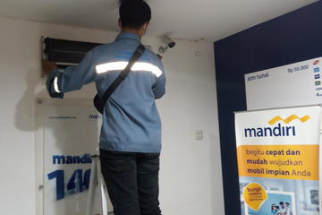 Perbaikan AC di bank mandiri