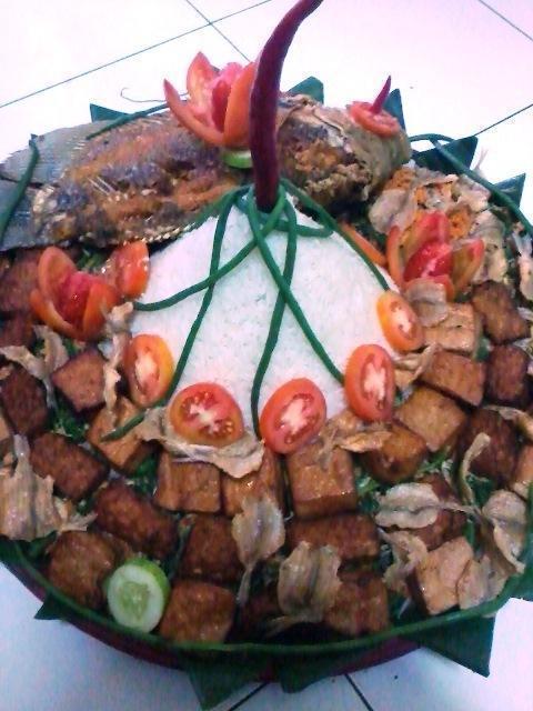 Nasi putih tumpeng