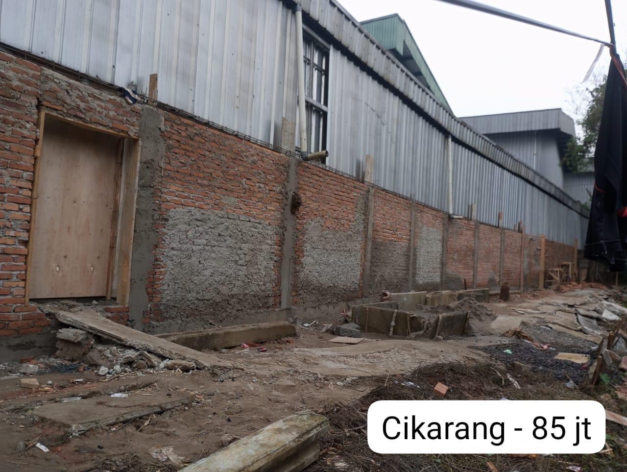 Proses renovasi pagar gudang