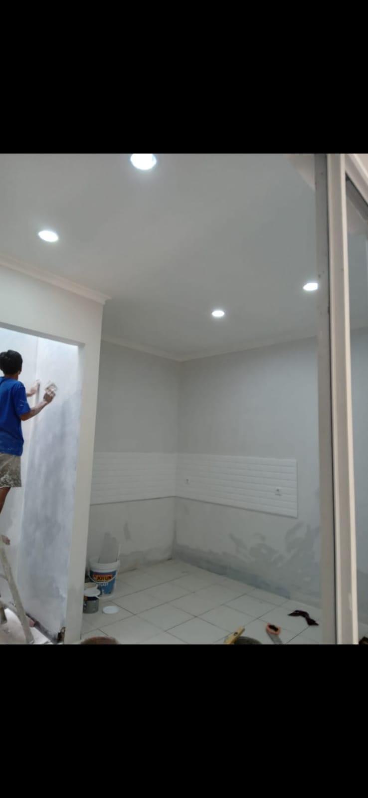 Pengecatan dinding di dalam rumah
