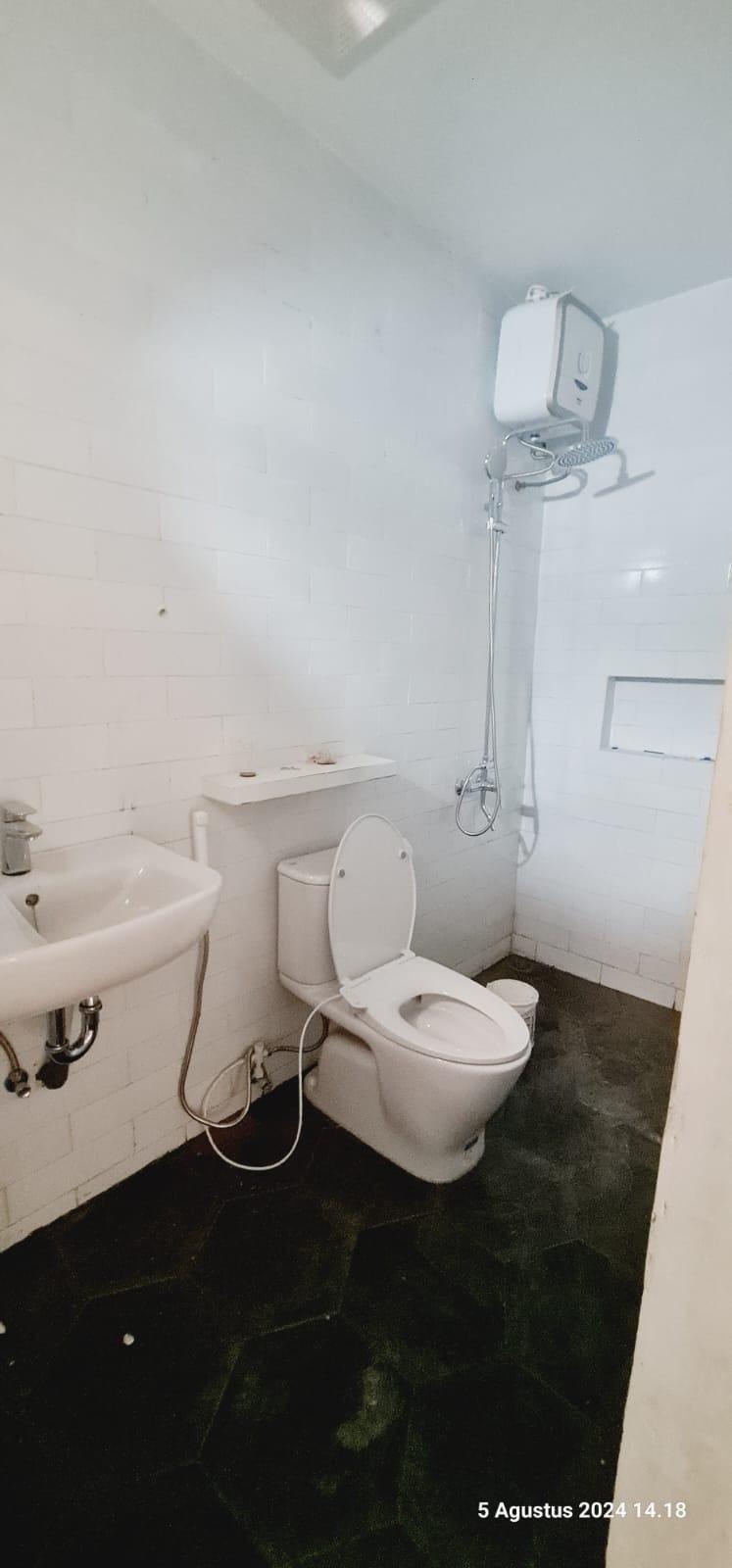 Renovasi kamar mandi minimalis