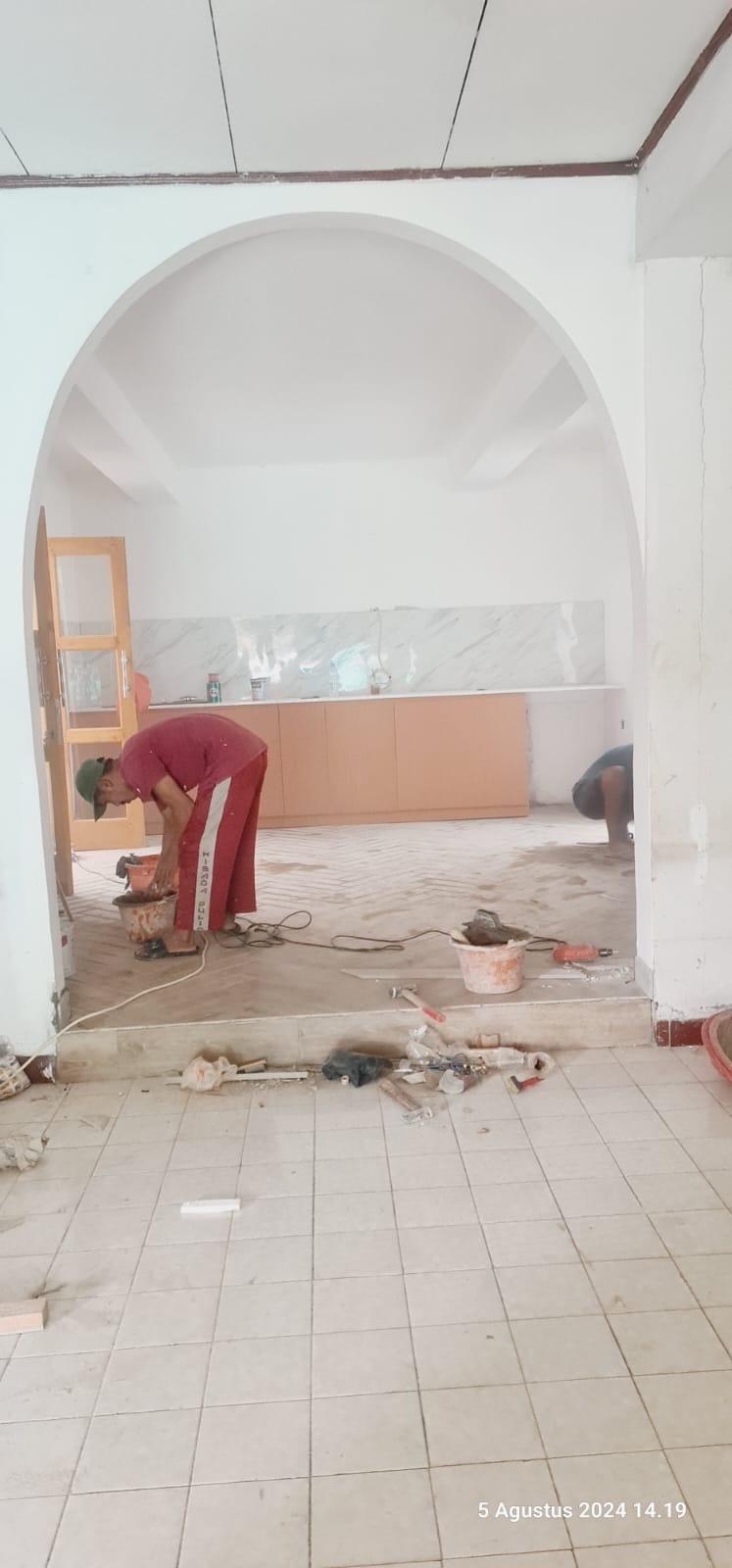 Pengerjaan renovasi rumah