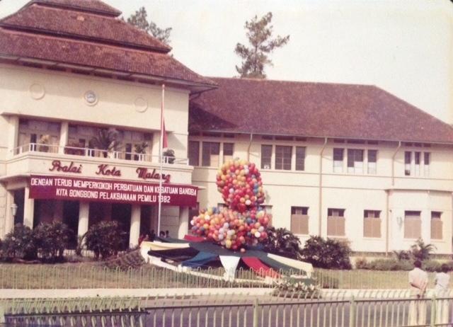 Pengecatan balai kota batu
