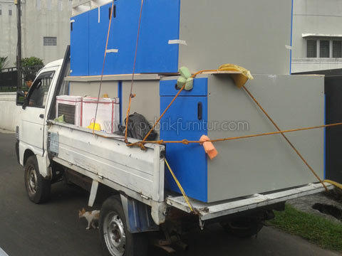 Pengiriman meja laboratorium