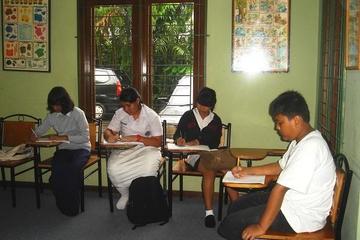 Siswa sedang mengerjakan Final test