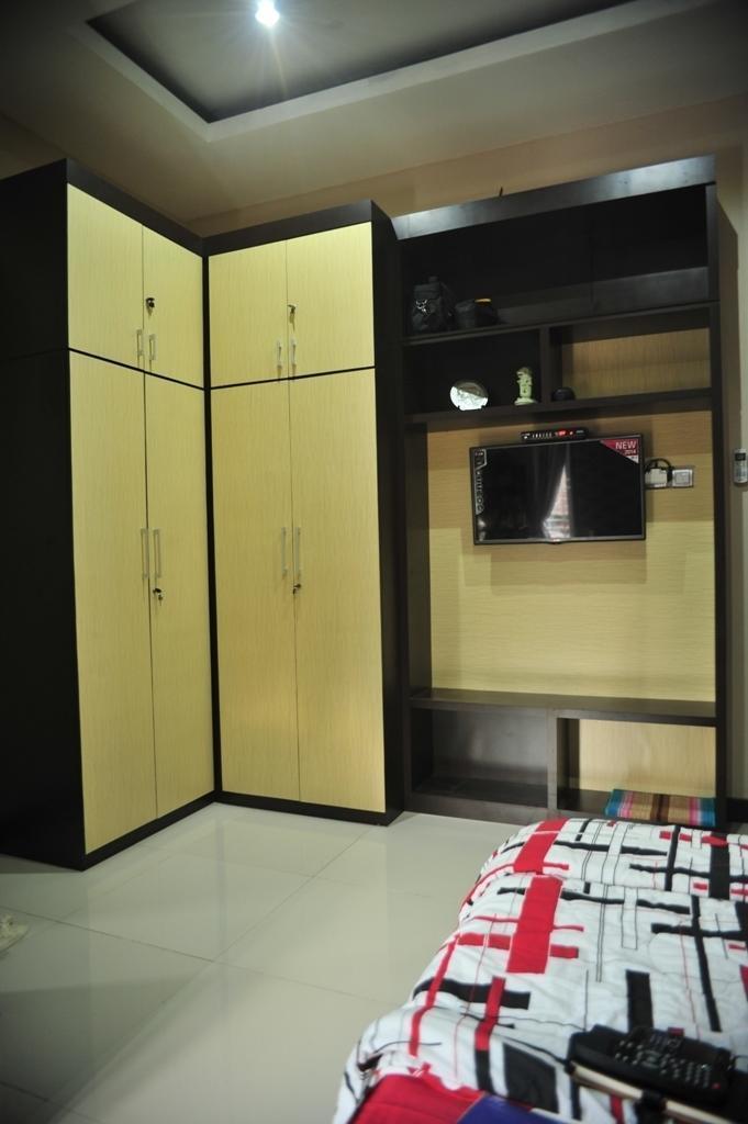 Lemari dan back wall kamar 2